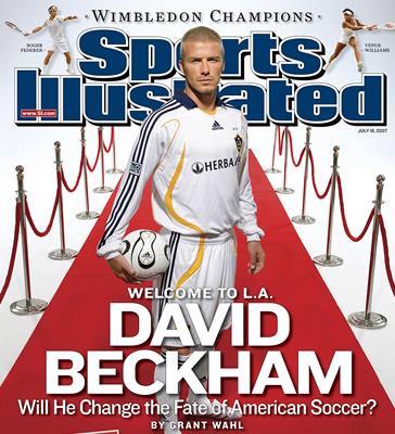 Americká média jsou plná Davida Beckhama. Anglický fotbalista se objevil na titulce magazínu Sports Illustrated.