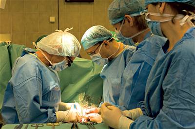 Ilustrační foto: chirurgové při operaci.