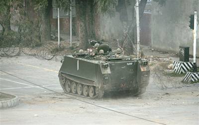 Operace za záchranu rukojmích z meity v Islámábádu. Armáda pouila i tanky.
