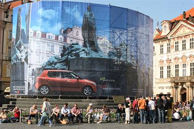 Reklama na Škodovku pokrývá několik významných pomníků v Praze. Na snímku Husův pomník na Staroměstském náměstí.