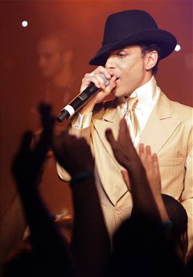 Umlec pedvídající globální strategie. Prince vydává album Planet Earth a jedná lokáln  v Londýn chystá 21 koncert za sebou.