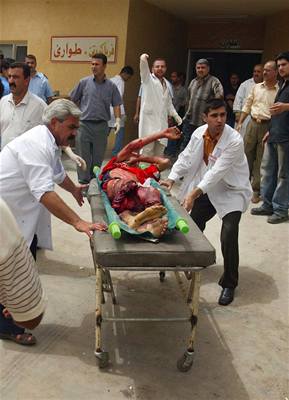 Lékaři odvážejí člověka zraněného při atentátech v Kirkúku.