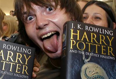 Mánie okolo vydání nového dílu Harryho Pottera vypukla na minutu přesně.