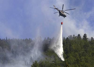 Hasii ve Slovenském ráji, kteí od nedle bojují s poárem, nemohou kvli silnému vtru pouívat vrtulníky s vaky na vodu.