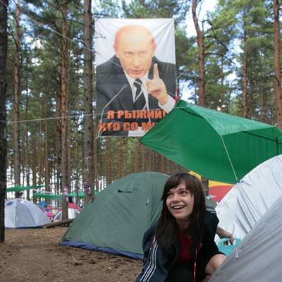 Mládež se učí opěvovat ruského prezidenta.