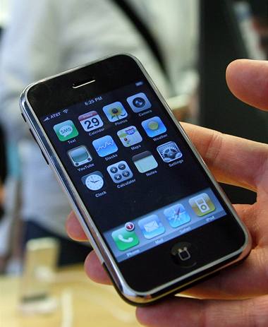 Apple už prodal 5,4 miliónů iPhonů