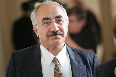 Odvolací praský mstský soud osvobodil kurdského lékae a podnikatele Yektu Uzunoglua.