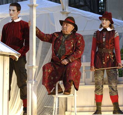 Dvojrole. Marián Labuda (uprosted) ztvárnil ve he Williama Shakespeara Jak se vám líbí Vévodu i jeho bratra Fredericka.