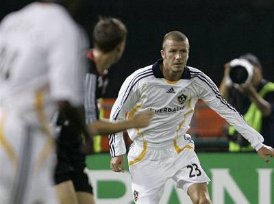 David Beckham u míče během svého prvního soutěžního zápasu v dresu týmu LA Galaxy.