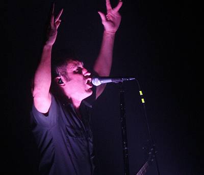 Prvodce tíivými sny. Frontman kapely Trent Reznor pi pondlním koncertu v Praze