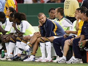 David Beckham �ek� na lavi�ce b�hem z�pasu LA Galaxy proti DC United. Na tr�vn�k se dostal v  72. minut�.