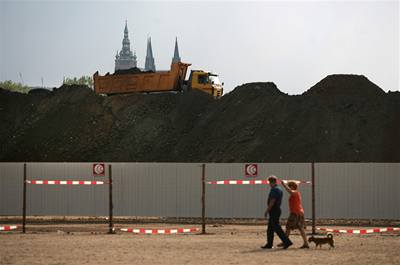 Idylický výhled na Hrad z Letné zastínila tká technika. Stavba tunelu místní lidi rozladila. Magistrát si od nové komunikaní sít slibuje zlepení dopravní situace.