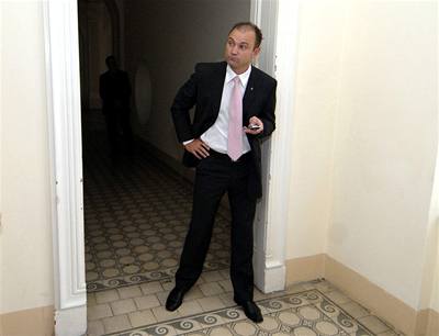 Ministr vnitra Ivan Langer eká coby svdek na chodb praského mstského soudu.