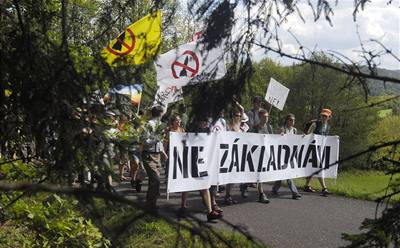 Výstavba základen v esku zatím velkou podporu nemá. Vláda chce s pomocí PR agentury tento postoj zmnit.