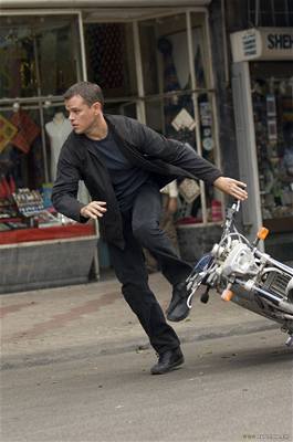 Na útěku. Agentovi Jasonu Bourneovi (Matt Damon) jde při pátrání po vlastní identitě stále o život.