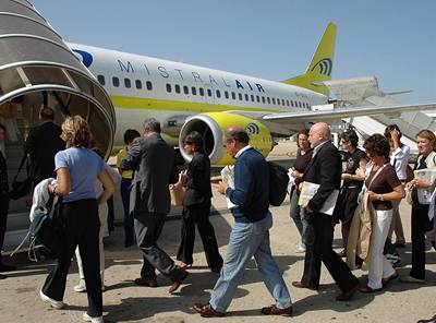 Poutníci do francouzských Lurd nastupují do letadla Vatikánu.