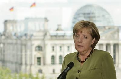 Nmecká kancléka Angela Merkelová ped budovou Bundestagu