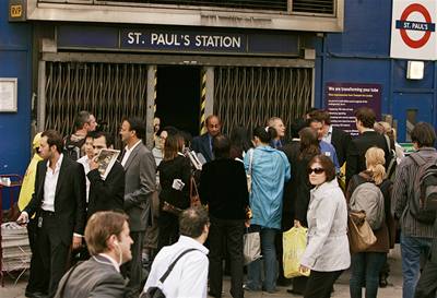Lidé ekají ped stanicí metra St. Paul. Ta vak zstává zavená.