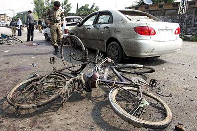 Dva sebevra�edené útoky v Pákistánu si vy�ádaly 24 mrtvých a 66 zran�ných