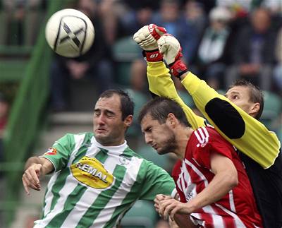 Branká Viktorie ikov Peter Bartalský (vpravo) vyráí mí nad hlavami Víta Turtenwalda z Bohemians 1905 (vlevo) a spoluhráe Tomáe Procházky.