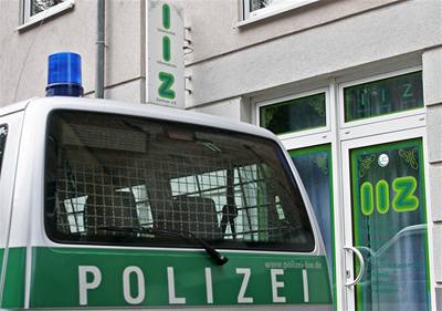 Policejní auto ped Islámským informaním centrem (IIZ) v Ulmu.