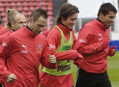 Jan Polák (vlevo) chce San Marino zmáknout presingem a po rychlém gólu mít brzy zápas pod kontrolou.