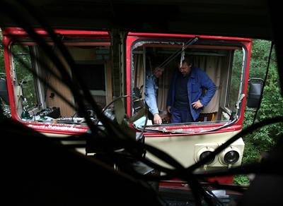 P�i srá�ce dvou vlak� na Strakonicku se zranilo 13 cestujících.