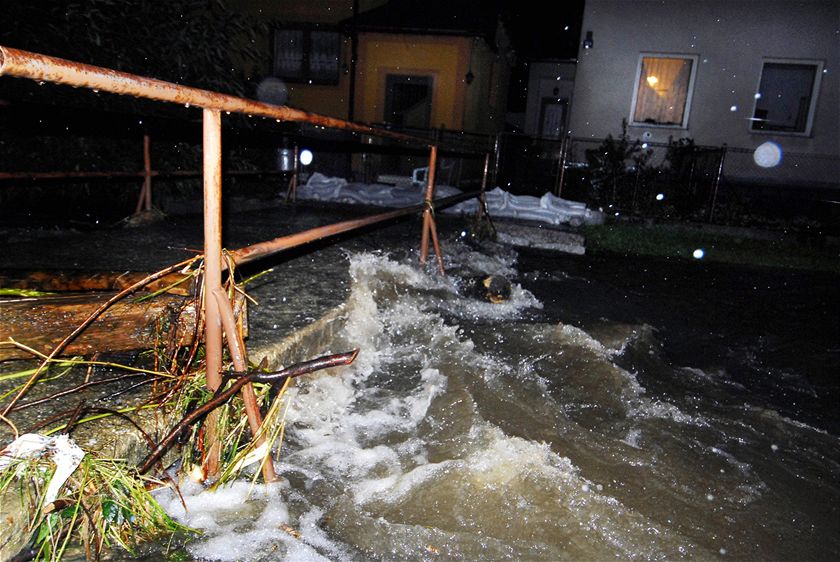 Zaplavený mostek pes ervený potok v obci Stará ervená Voda na Jesenicku,