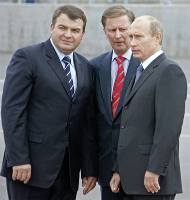 Bývalý ministr Anatolij Serukov (úpln vlevo) spolu s prvním místopedsedou vlády Sergejem Ivanovem a prezidentem Vladimirem Putinem.