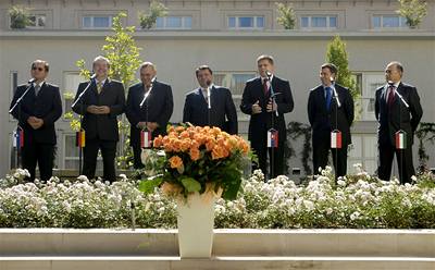 Lídi socialistických stran stední Evropy (zleva doprava) Rado Bohnic (Slovinsko), Kurt Beck (Nmecko), Alfred Gusenbauer (Rakousko), Jií Paroubek, Robert Fico (Slovensko), Wojciech Olejniczak (Polsko), Imre Szekerez (Maarsko)