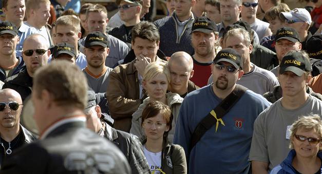 Policist nakonec na demonstraci vyraz