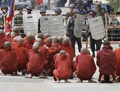 Demonstrující barmtí mnii.