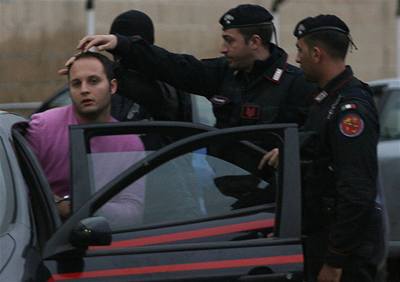 V kvtnu pozatýkala policie tém sto len mafie v Neapoli
