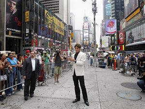 S New Yorkem u nohou. Roger Federer pzuje na Times Square po vtzstv na letonm US Open.