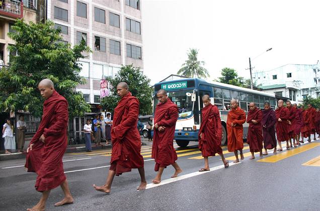 Tém tisícovka buddhistických mnich v afránových rouchách procházela ulicemi nejvtího barmského msta Rangúnu.