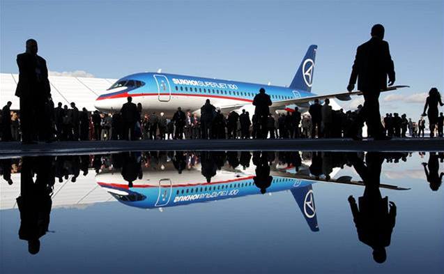 Civilní letadlo Suchoj Superjet 100 pi slavnostní odhalovací ceremonii v Konsomolsku.