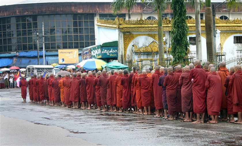 Tém tisícovka buddhistických mnich v afránových rouchách procházela ulicemi nejvtího barmského msta Rangúnu.