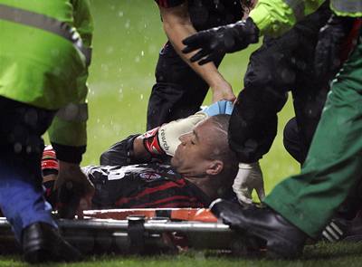 To to bolí! Dida, brazilský gólman AC Milán, se nechává odnést na nosítkách poté, co ho lehce poplácal po tváí fanouek Celticu, který vnikl na hrací plochu.
