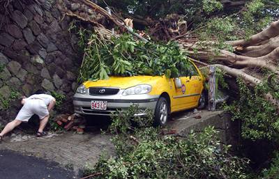 Tajfun Krosa vyhnal půl milionu turistů