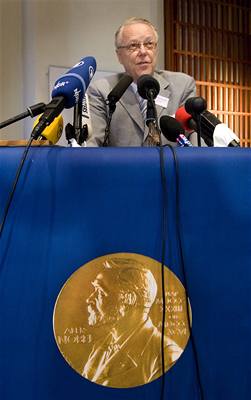 Profesor Hans Jornvall, tajemník Nobelova výboru, oznamuje vítze Nobelovy ceny