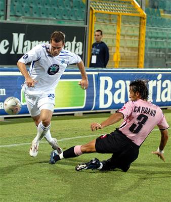 Jan Kysela z Mladé Boleslavi (vlevo) bojuje o mí� s Cirem Capuanem.