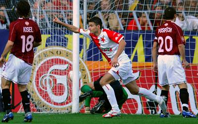 Daniel Pudil ze Slavie se raduje z gólu, který vstřelil brankářovi domácí Sparty Tomáši Poštulkovi.