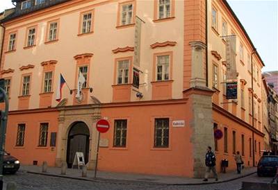 Centrum poádá výstavy v galerii v Brn i ve svém praském centru.