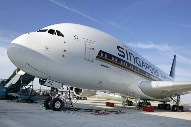Obr mezi civilními letouny Airbus A380. První zákazníky pepraví za Singapuru do Sydney.