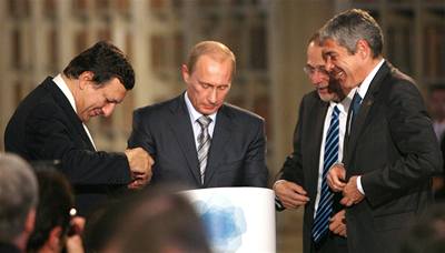 Mírné oteplení. Ruský prezident Vladimir Putin (druhý zleva) se s pedstaviteli EU na nové smlouv nedohodl, atmosféra se ale zlepila. 