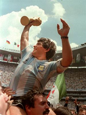 Boská ruka. Diego Maradona oslavuje vítzství na mistrovství svta v roce 1986 v Mexiku.