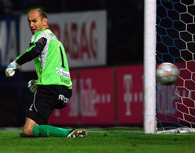 Brankář Slavie Michal Vorel dostává gól od Liberce.