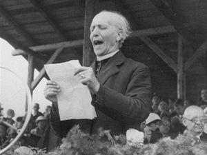 Andrej Hlinka pi projevu na Pribinovch oslavch v Nite v srpnu 1932. 
