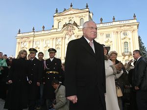Prezident Vclav Klaus u pomnku TGM na Praskm hrad.
