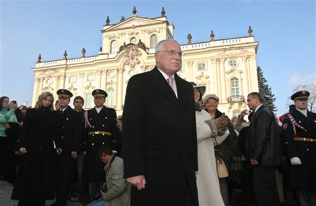 Prezident Václav Klaus u pomníku TGM na Praském hrad.